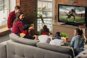 Các gia đình và bạn bè thường tụ họp để xem TV, do đó TVC quảng cáo dễ dàng tiếp cận với nhiều khách hàng